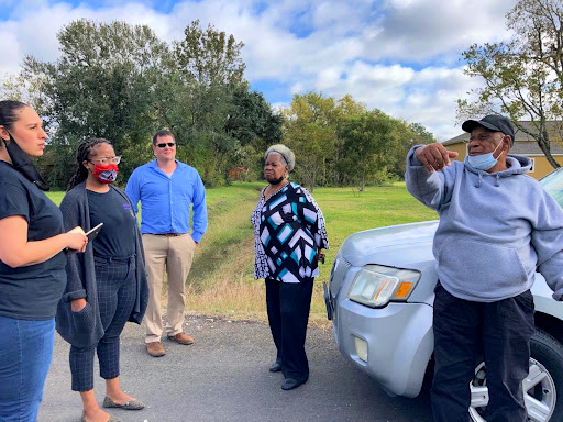 Residentes y socios recorren el barrio de Montrose. De izquierda a derecha, Michelle Smith, (CIDA), Jasmine Patin (CIDA) Dr. Galen D. Newman (Texas A&amp;M University), Beatrice Sanders y Edward LeDay.