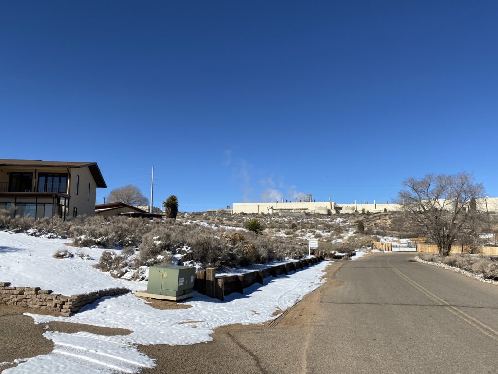 La planta de Intel en Río Rancho arroja gases tóxicos sobre un barrio residencial de Corrales, NM.