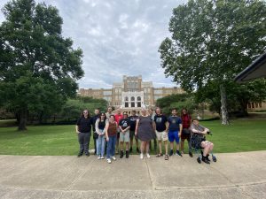 Miembros de la NLGAR procedentes de todo el sur posan frente al instituto Little Rock Central High School con motivo de la Conferencia Regional del Sur de la NLG de 2025, celebrada en Little Rock. Foto: NLGAR