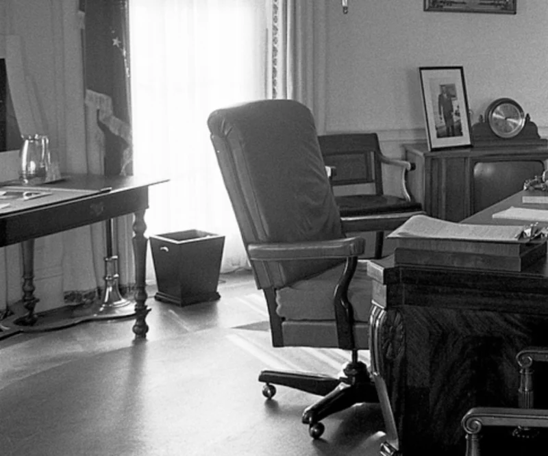 a-chair-in-a-room-description-automatically-gener